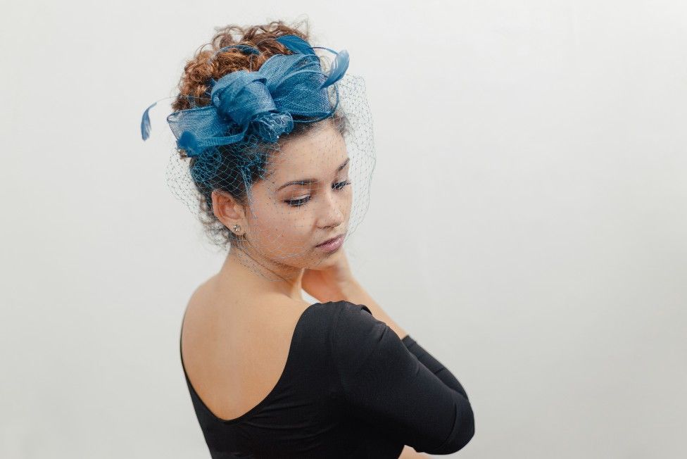 Fascinators voor vrouwen thee hoofdband hoed mesh veren haarclip voor