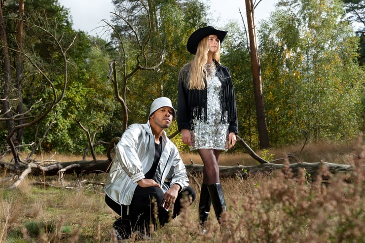 Hoofddeksels in Metallic Look