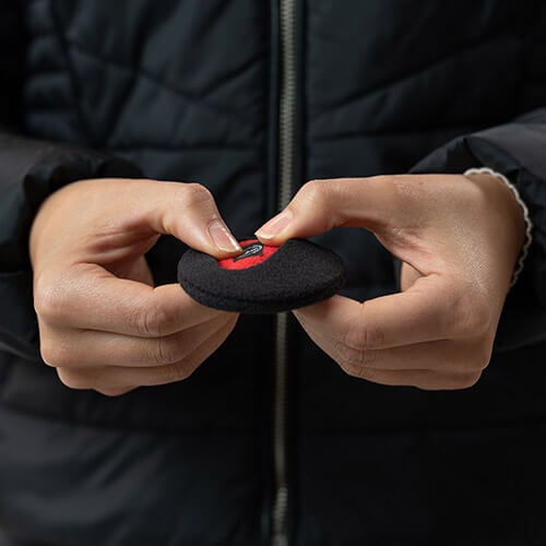 Earbags naar binnen drukken